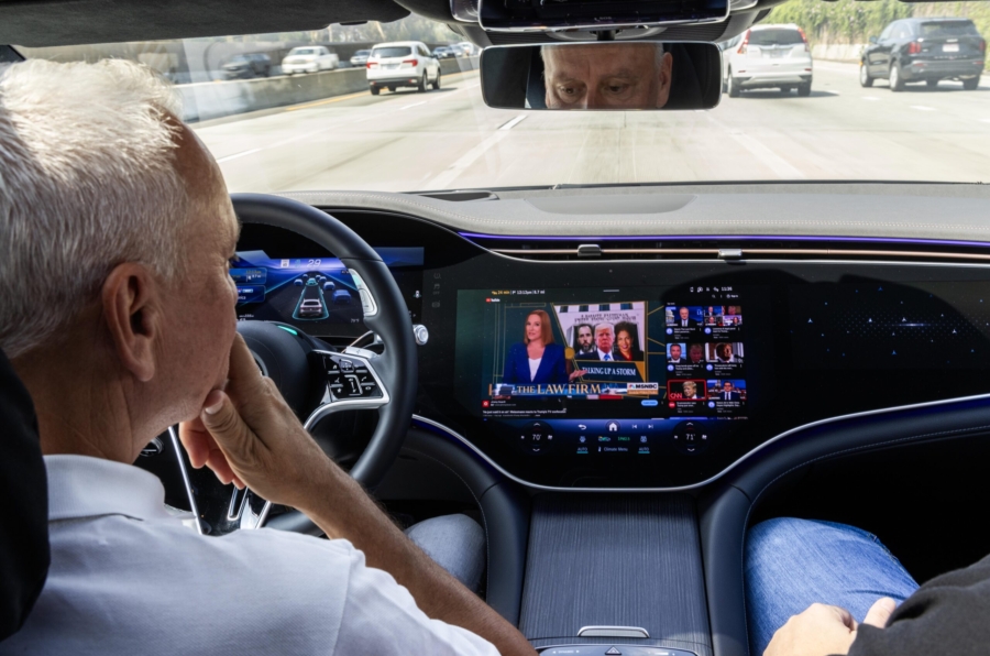 Fernsehen auf dem Freeway ist nicht nur möglich, sondern ganz legal. Fotos: Mercedes-Benz