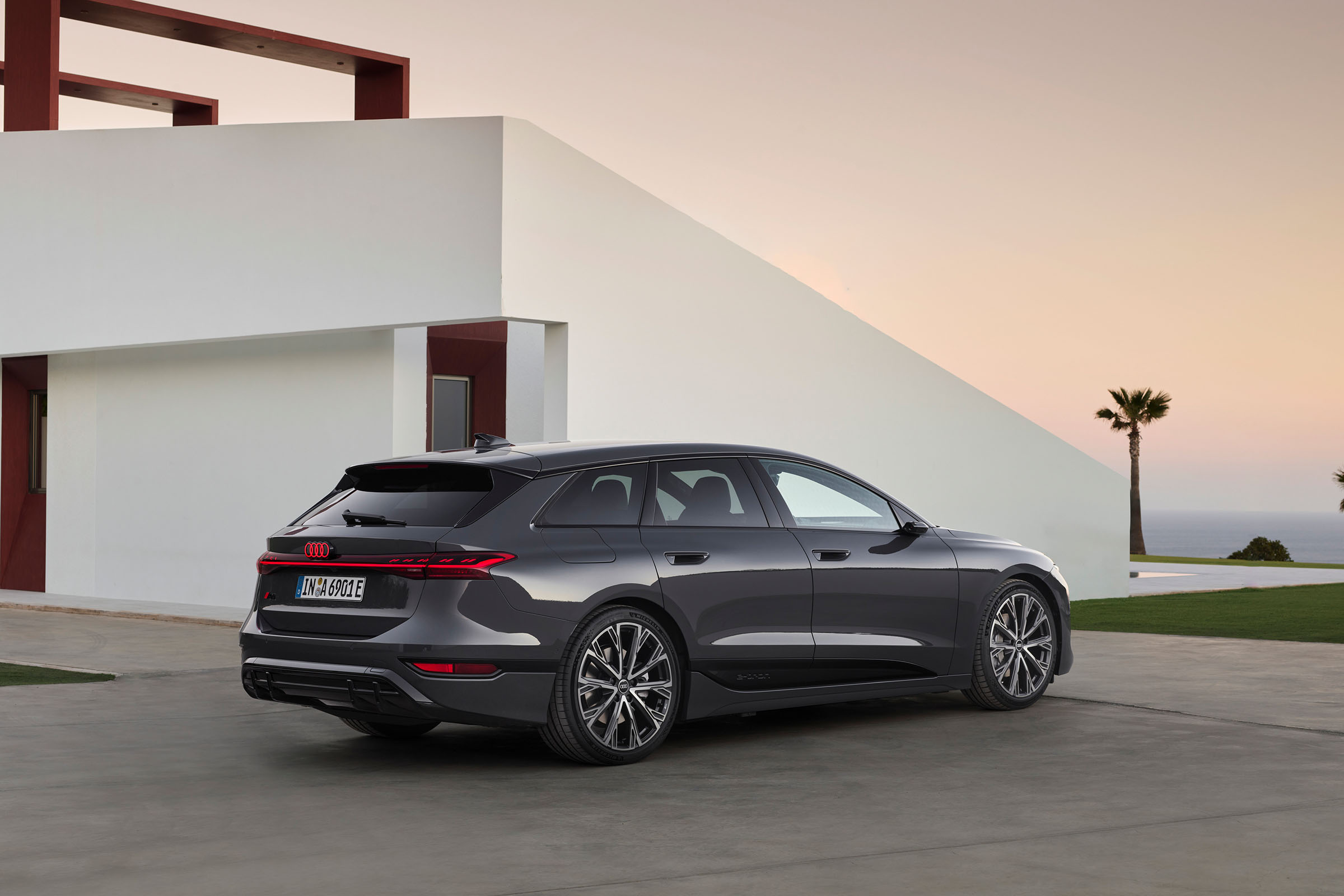 Heckansicht des Audi A6 Avant e-tron.