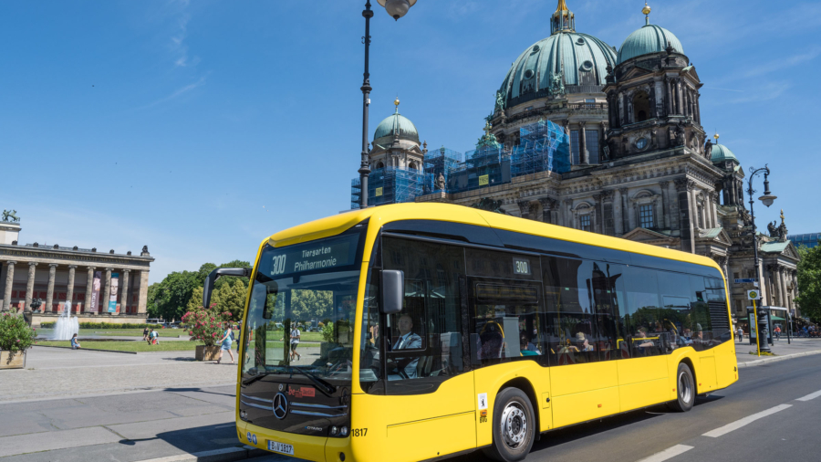 In Berliner Bussen können Tickets künftig nur noch bargeldlos bezahlt werden Foto: BVG/Andreas Süß