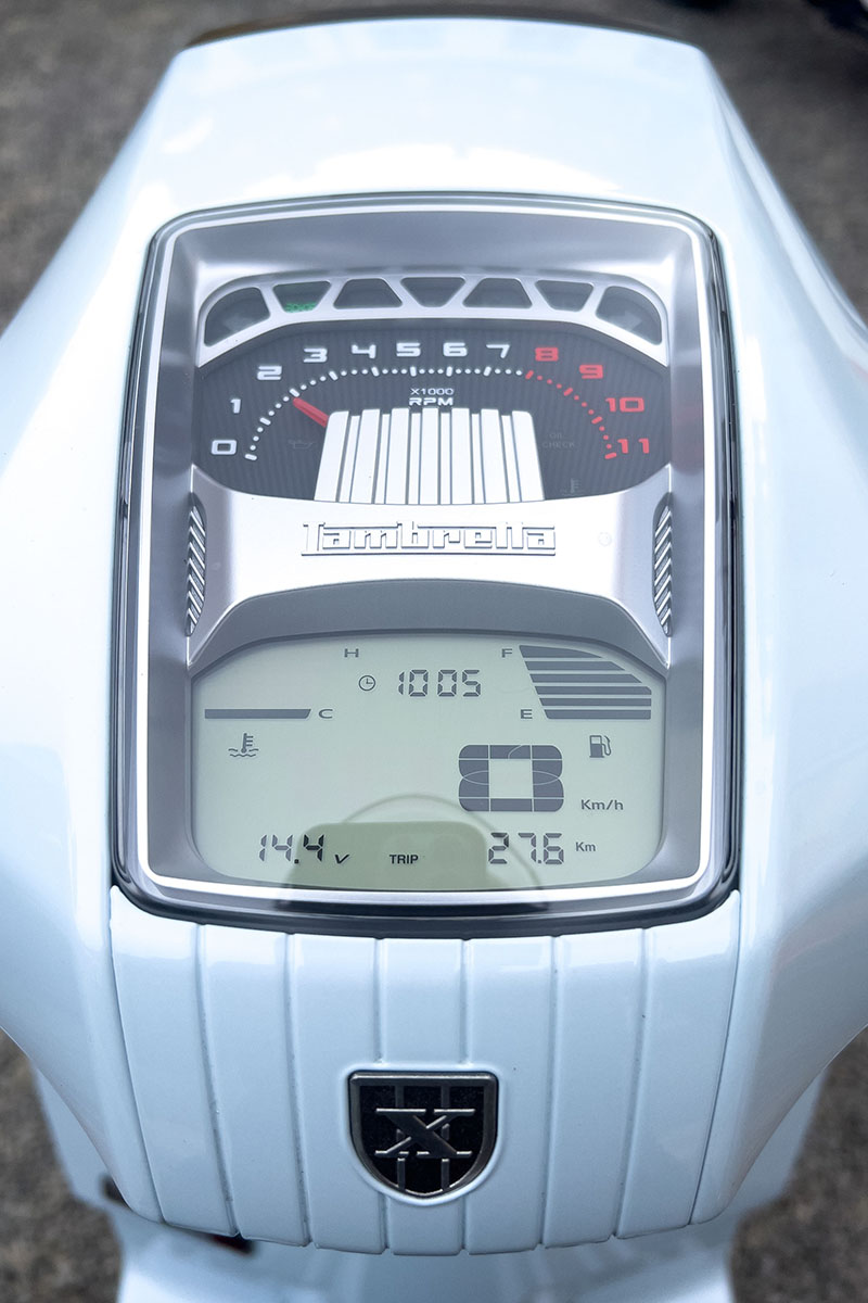 Beim Cockpit der X125 setzt Lambretta auf ein monochromes LC-Display und eine analogen Drehzahlmesser