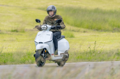 Die Lambretta X125 in Aktion. Die mögliche Fahrdynamik nimmt das stabile Fahrwerksensemble achselzuckend zur Kenntnis. Foto: RKM