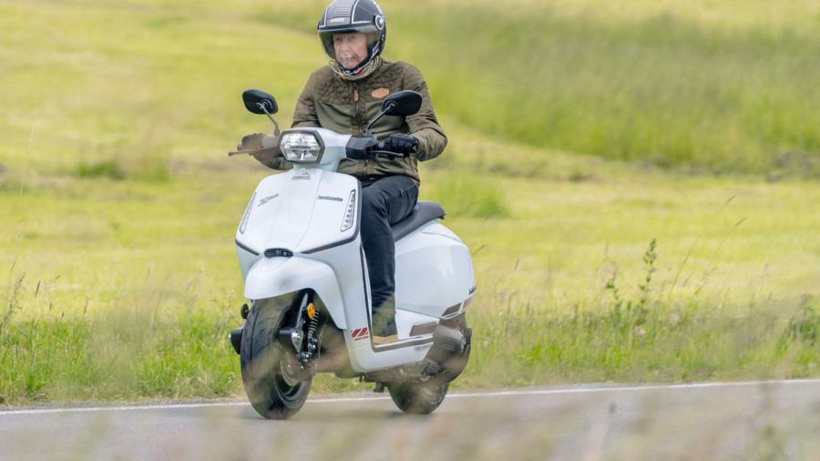 Die Lambretta X125 in Aktion. Die mögliche Fahrdynamik nimmt das stabile Fahrwerksensemble achselzuckend zur Kenntnis. Foto: RKM